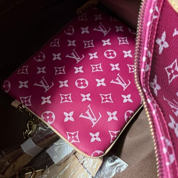 Stunning Brand New Fashion Weekender Duffle with POUCH!!! - Picture 5 of 7